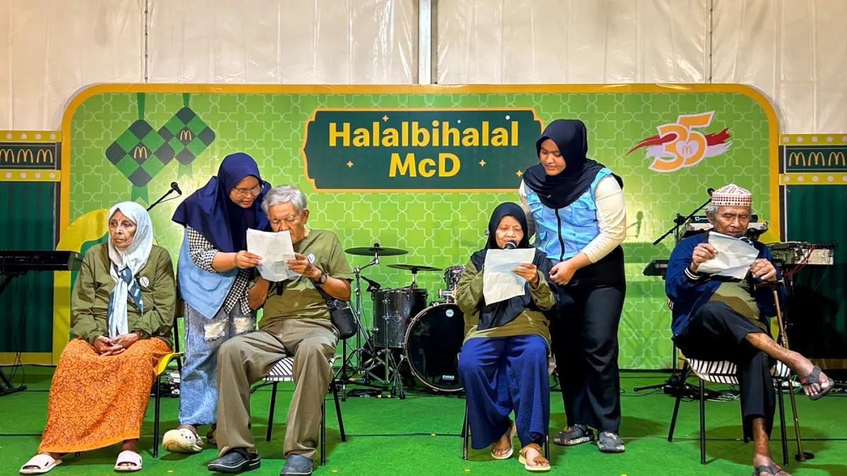 Lansia dari Panti Wreda mengikuti Open House Idul Fitri di McDonald's Cibinong, Jawa Barat.