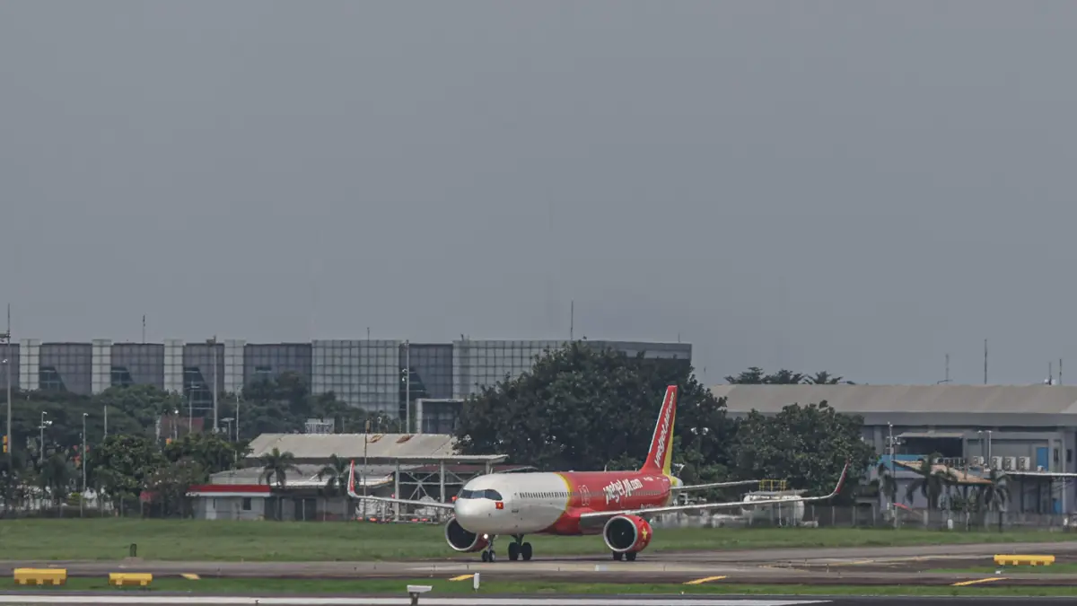 Pesawat Airbus A320 milik maskapai Vietjet mendarat di Bandara Soekarno-Hatta, Tangerang, Rabu (1/4/2026). (Hanung Hambara/Jawa Pos)