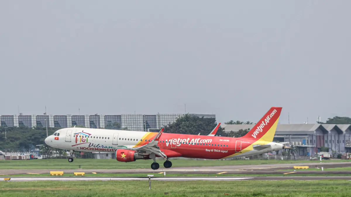 Pesawat Airbus A320 milik maskapai Vietjet mendarat di Bandara Soekarno-Hatta, Tangerang, Rabu (1/4/2026). (Hanung Hambara/Jawa Pos)