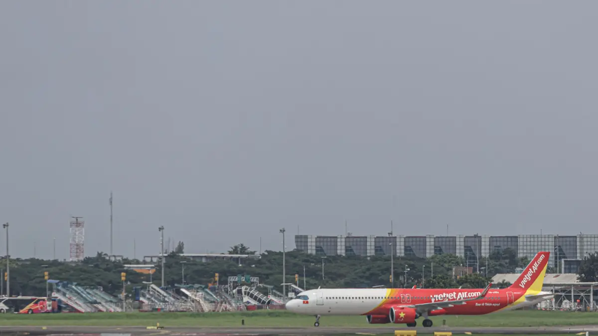 Pesawat Airbus A320 milik maskapai Vietjet mendarat di Bandara Soekarno-Hatta, Tangerang, Rabu (1/4/2026). (Hanung Hambara/Jawa Pos)