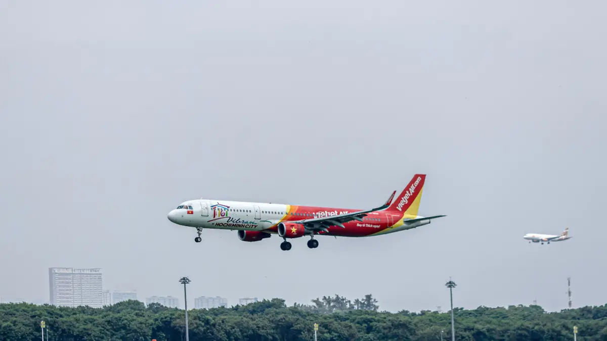 Pesawat Airbus A320 milik maskapai Vietjet mendarat di Bandara Soekarno-Hatta, Tangerang, Rabu (1/4/2026). (Hanung Hambara/Jawa Pos)