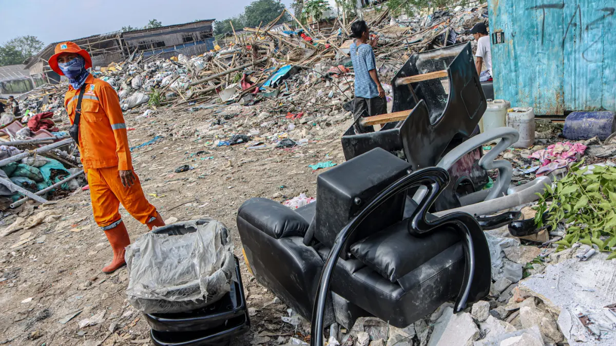 Petugas gabungan mengakut perabot rumah milik warga di Kalideres, Jakarta, Rabu (01/04/2026). Pemerintah Kota Jakarta Barat merelokasi 128 KK yang terdampak pembukaan lahan pemakaman. (Hanung Hambara/Jawa Pos)