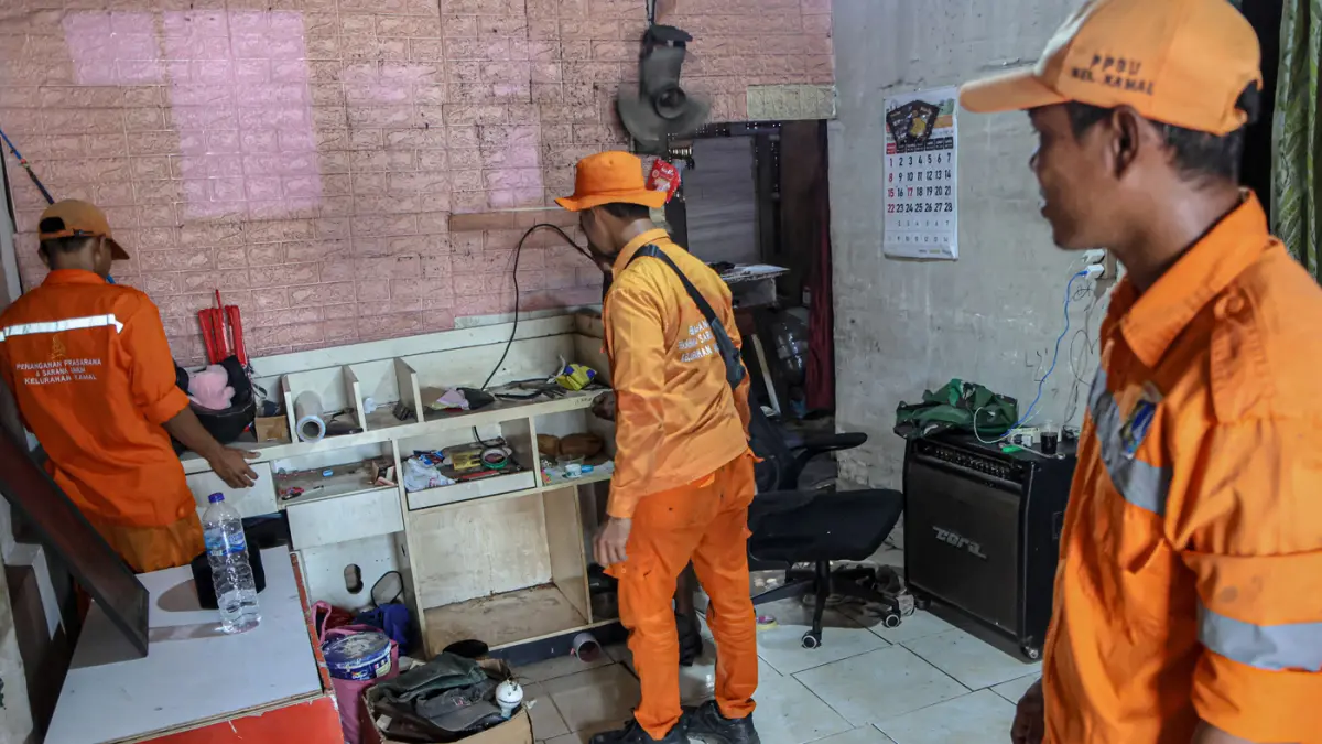 Petugas gabungan mengakut perabot rumah milik warga di Kalideres, Jakarta, Rabu (01/04/2026). Pemerintah Kota Jakarta Barat merelokasi 128 KK yang terdampak pembukaan lahan pemakaman. (Hanung Hambara/Jawa Pos)