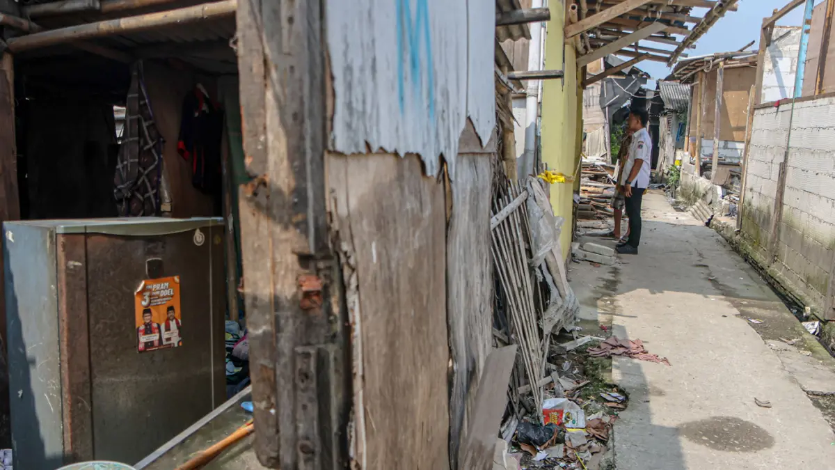 Petugas gabungan mengakut perabot rumah milik warga di Kalideres, Jakarta, Rabu (01/04/2026). Pemerintah Kota Jakarta Barat merelokasi 128 KK yang terdampak pembukaan lahan pemakaman. (Hanung Hambara/Jawa Pos)