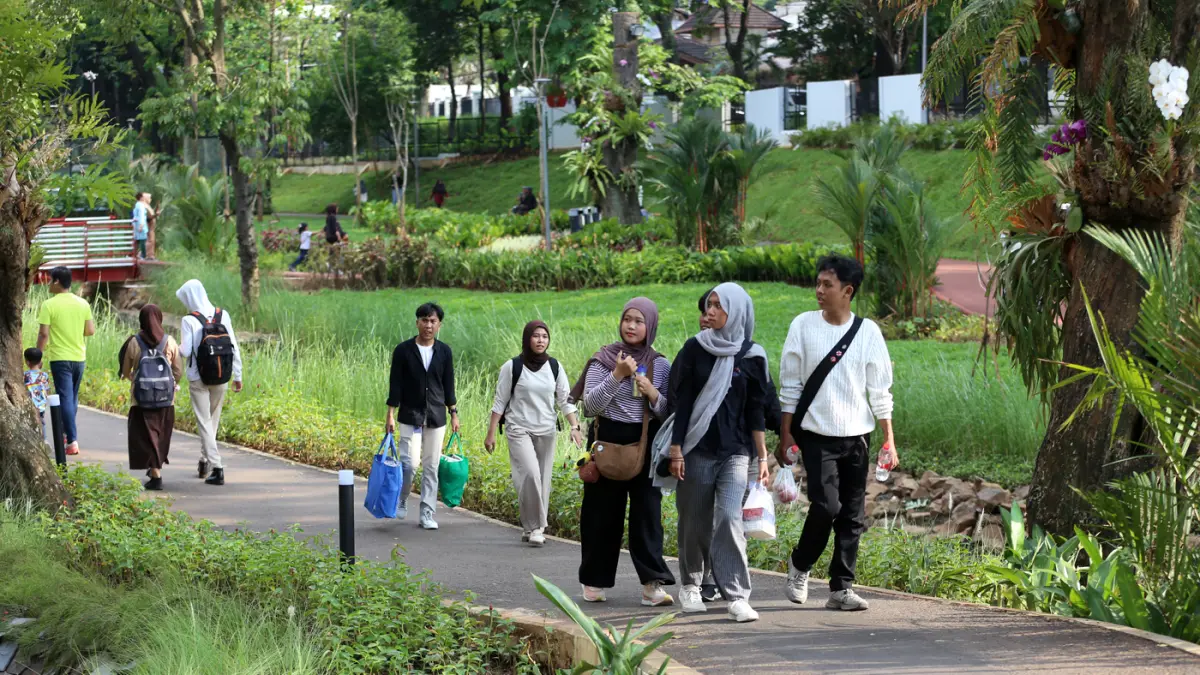 Warga saat bersantai di Taman Bendera Pusaka, Kebayoran Baru, Jakarta, Rabu (1/4/2026). (Dery Ridwansah/ JawaPos.com)