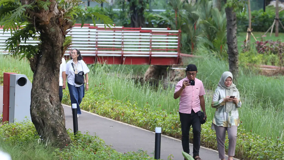 Warga saat bersantai di Taman Bendera Pusaka, Kebayoran Baru, Jakarta, Rabu (1/4/2026). (Dery Ridwansah/ JawaPos.com)