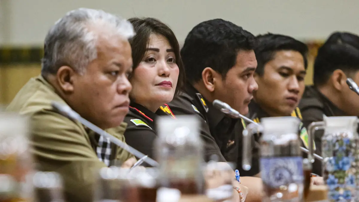 Kepala Kejaksaan Tinggi Sumatera Utara Harli Siregar (kiri) bersama Kepala Kejaksaan Negeri Kabupaten Karo Danke Rajagukguk (kedua kiri) menyampaikan pendapat saat rapat dengar pendapat umum (RDPU) dengan Komisi III DPR di Kompleks Parlemen, Senayan, Jaka