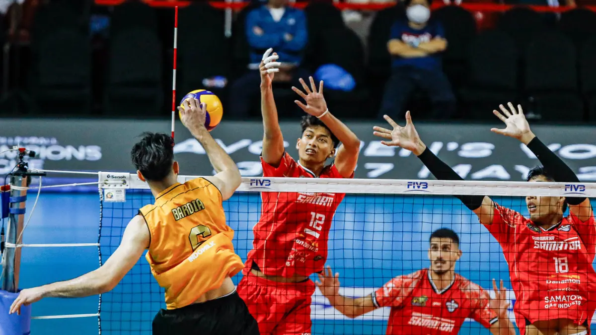 Pemain Surabaya Samator Jordan Michael Susanto (kanan) dan Rama Fauzan Berusaha melakukan block ke arah pemain Jakarta Bhayangkara Presisi, Bsedia dalam Final Four Proliga 2026 di Jawa Pos Arena, Jalan Ahmad Yani, Jumat (2/4/2026). (Riana Setiawan/ Jawa P