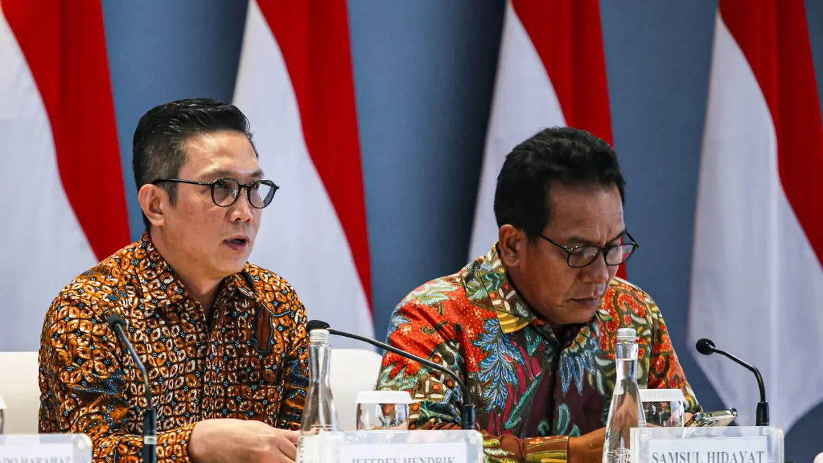 (Dari kiri) Pjs. Direktur Utama PT Bursa Efek Indonesia Jeffrey Hendrik, dan Direktur Utama PT Kustodian Sentral Efek Indonesia Samsul Hidayat saat menyampaikan keterangan dalam Sosialisasi Capaian Reformasi Transparansi Pasar Modal Indonesia di Main Hall