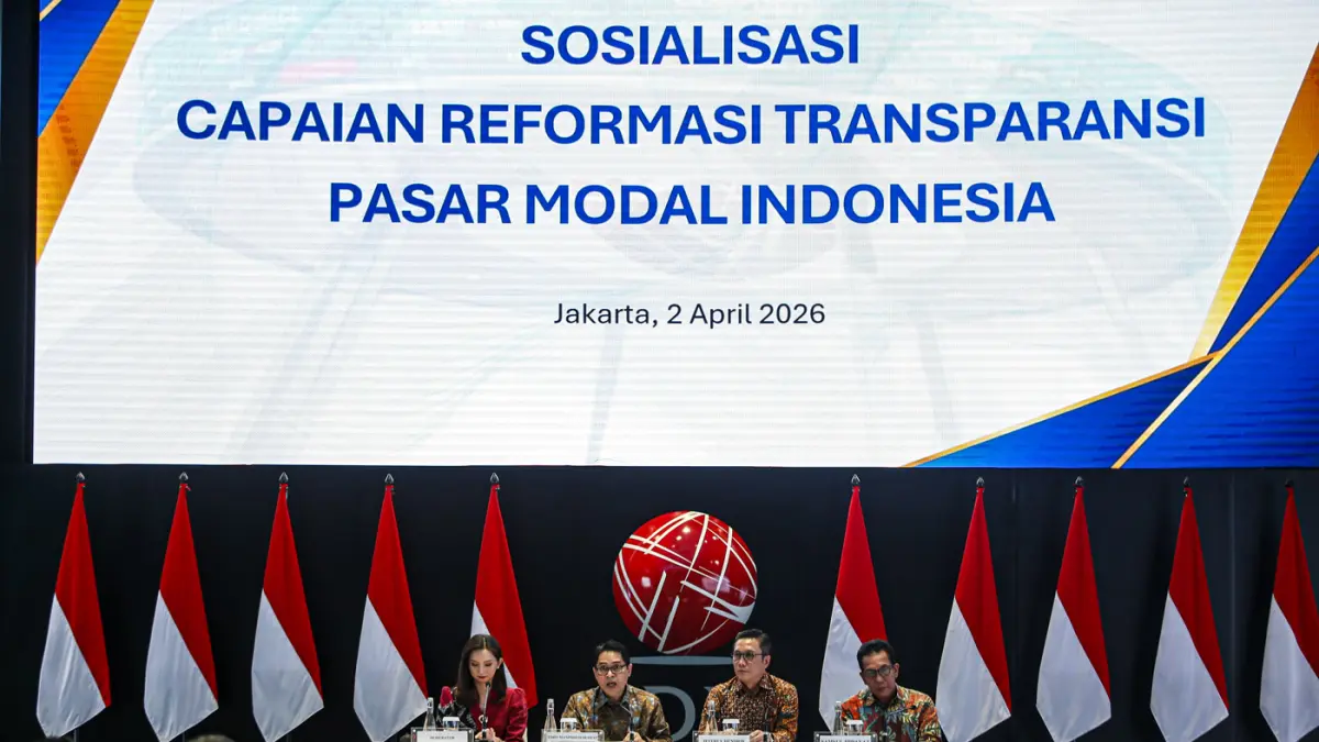 (Dari kedua kiri) Deputi Komisioner Perizinan dan Pengawas Pengelolaan Investasi Pasar Modal dan Lembaga Efek Otoritas Jasa Keuangan Eddy Manindo Harahap, Pjs. Direktur Utama PT Bursa Efek Indonesia Jeffrey Hendrik, dan Direktur Utama PT Kustodian Sentral