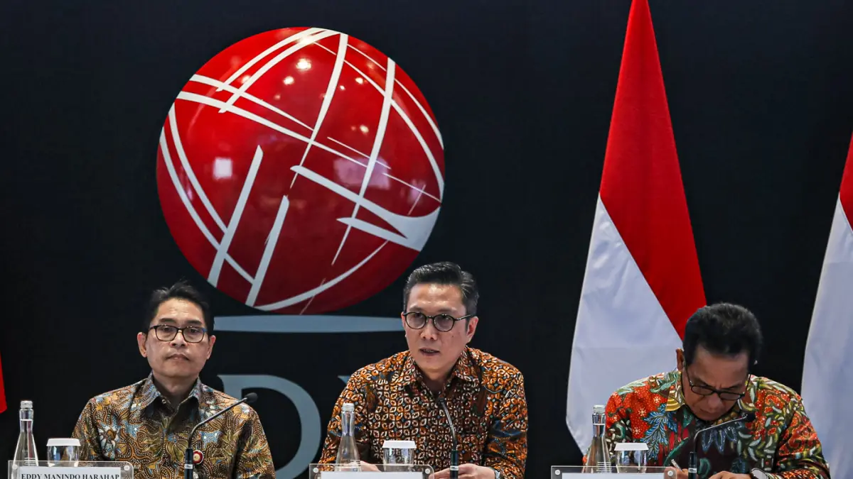 (kiri-kanan) Deputi Komisioner Perizinan dan Pengawas Pengelolaan Investasi Pasar Modal dan Lembaga Efek Otoritas Jasa Keuangan Eddy Manindo Harahap, Pjs. Direktur Utama PT Bursa Efek Indonesia Jeffrey Hendrik, dan Direktur Utama PT Kustodian Sentral Efek