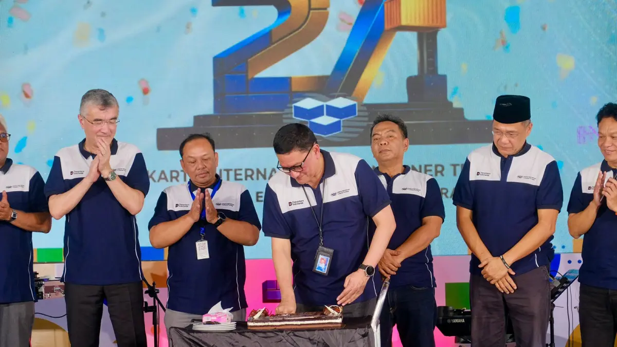 Direktur Utama Jakarta International Container Terminal (JICT) Ade Hartono memotong kue sebagai simbol peringatan HUT ke-27 JICT.