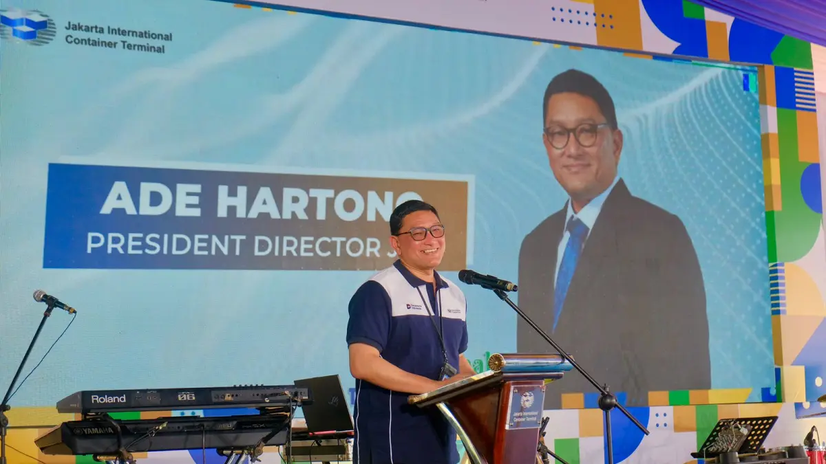 Direktur Utama Jakarta International Container Terminal (JICT) Ade Hartono menyampaikan sambutan pada peringatan HUT ke-27 JICT di Jakarta.