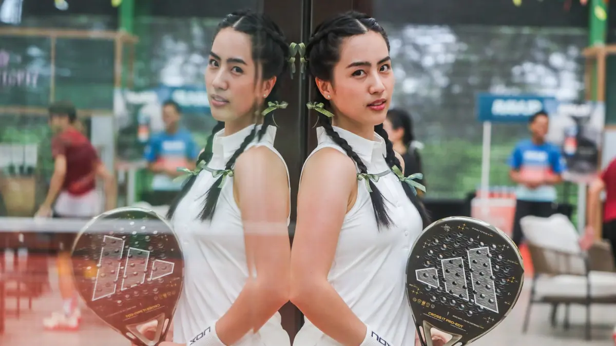 Eudia Isabelle beraktivitas di Alma Padel dalam grand launching di Bukit Darmo Golf, kemarin (28/3). (Riana Setiawan/ Jawa Pos)