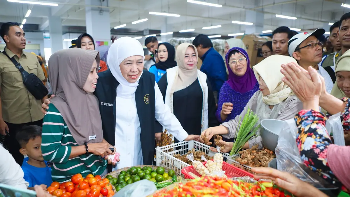 Pantau Pasar, Khofifah Jamin Harga Sembako di Jatim Tetap Stabil Pasca Lebaran 2026 - Image