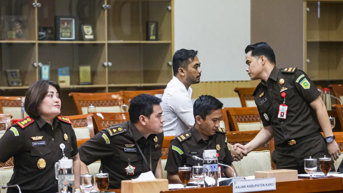 Amsal Sitepu (ketiga kanan) bersalaman dengan Jaksa penuntut umum (JPU) Kejaksaan Negeri Kabupaten Karo Wira Arizona (kanan) sebelum mengikuti Rapat Dengar Pendapat Umum (RDPU) dengan Komisi III DPR RI, di Kompleks Parleman Senayan, Jakarta, Kamis (2/4/20