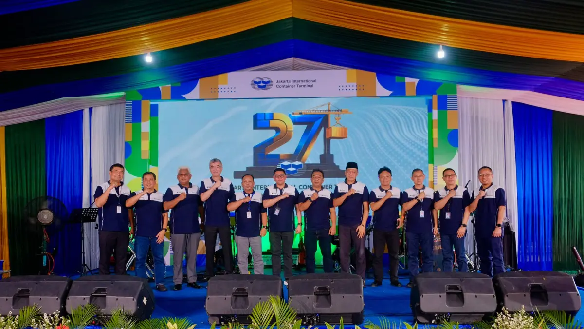 Jajaran komisaris, direksi dan manajemen Jakarta International Container Terminal (JICT) berfoto bersama pada peringatan HUT ke-27.