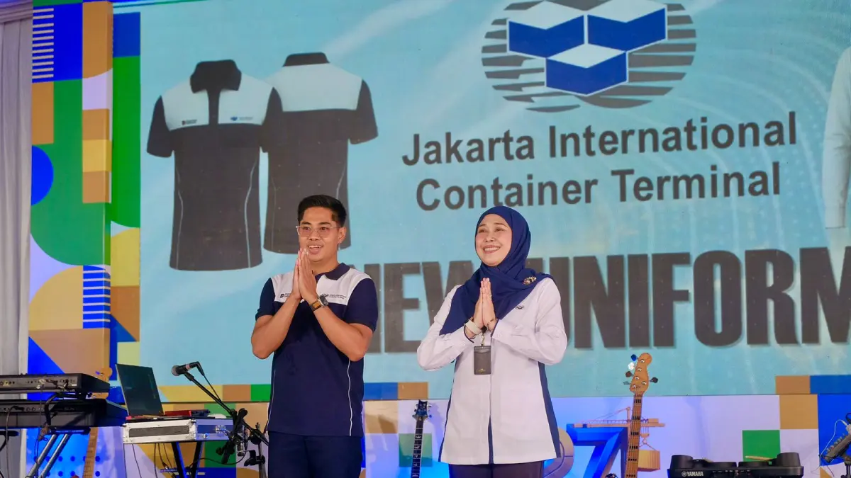 Karyawan Jakarta International Container Terminal (JICT) berpose mengenakan seragam baru di Jakarta, Rabu (1/4/2026).