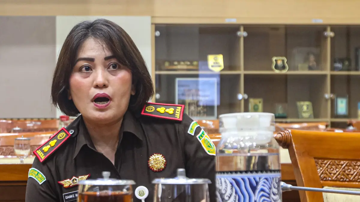 Kepala Kejaksaan Negeri Kabupaten Karo Danke Rajagukguk menyampaikan pendapat saat rapat dengar pendapat umum (RDPU) dengan Komisi III DPR di Kompleks Parlemen, Senayan, Jakarta, Kamis (2/4/2026). (Salman Toyibi/Jawa Pos)