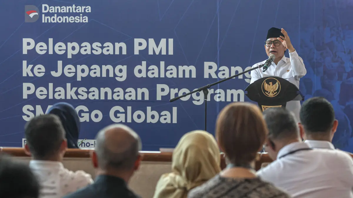 Menteri Koordinator Bidang Pemberdayaan Masyarakat Muhaimin Iskandar (kiri) memberi sambutan saat pelepasan PMI ke Jepang di Terminal 3, Bandara Soekarno-Hatta, Tangerang, Jumat (03/04/2026). (Hanung Hambara/Jawa Pos)