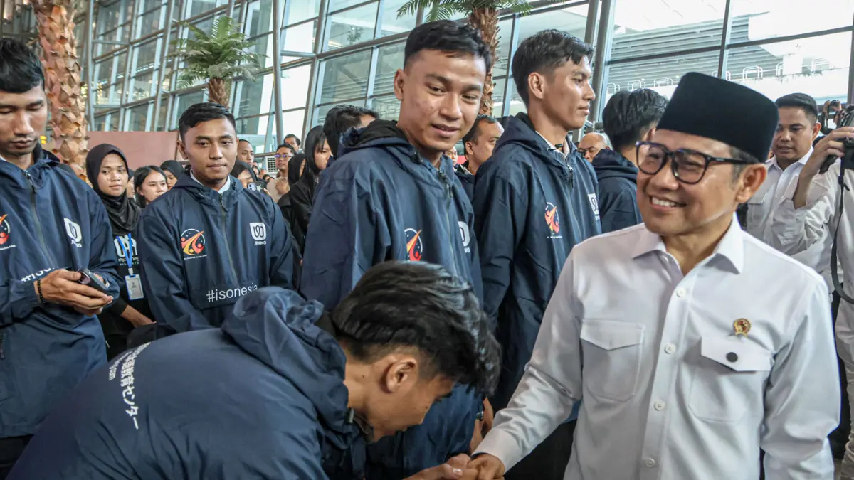 Menteri Koordinator Bidang Pemberdayaan Masyarakat Muhaimin Iskandar (kiri) menyapa para Pekerja Migran Indonesia (PMI) saat pelepasan PMI ke Jepang di Terminal 3, Bandara Soekarno-Hatta, Tangerang, Jumat (03/04/2026). (Hanung Hambara/Jawa Pos)