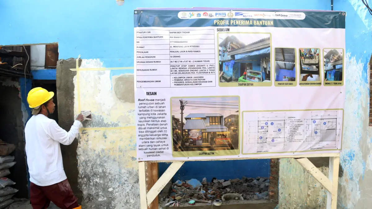 Pekerja merenovasi salah satu rumah warga pada program Penataan Kawasan Kumuh di Menteng Tenggulun, Jakarta, Kamis (2/4/2026). (Dery Ridwansah/ JawaPos.com)