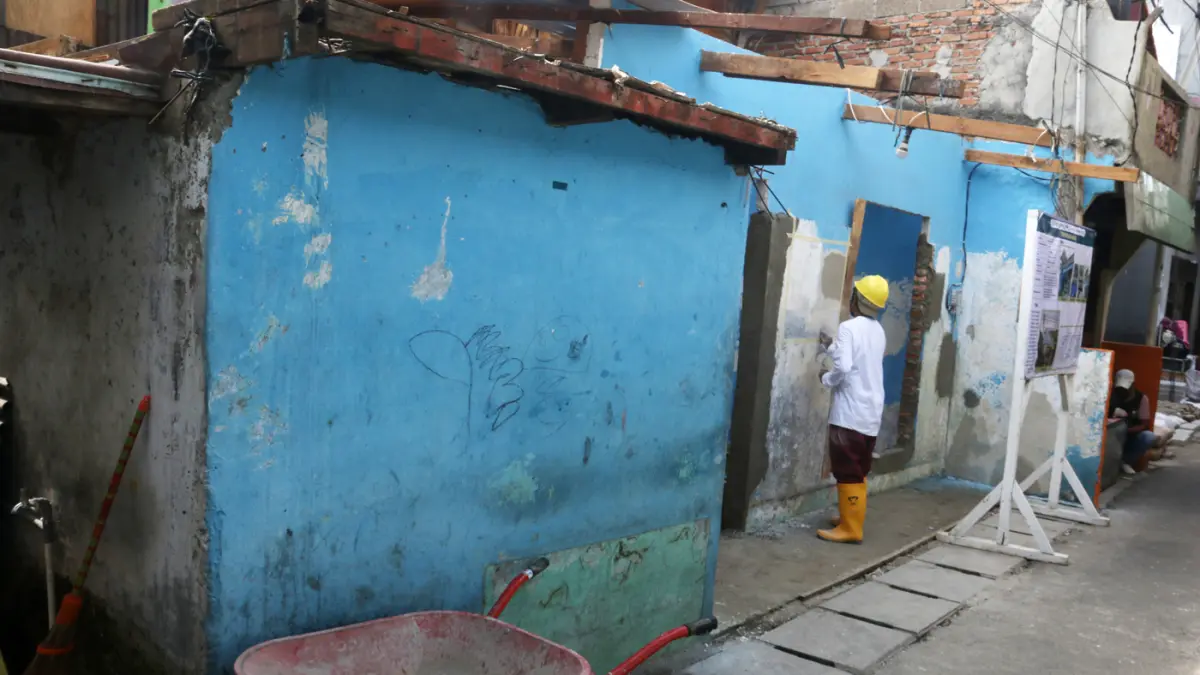 Pekerja merenovasi salah satu rumah warga pada program Penataan Kawasan Kumuh di Menteng Tenggulun, Jakarta, Kamis (2/4/2026). (Dery Ridwansah/ JawaPos.com)