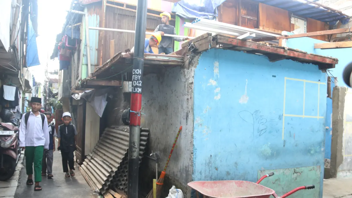 Pekerja merenovasi salah satu rumah warga pada program Penataan Kawasan Kumuh di Menteng Tenggulun, Jakarta, Kamis (2/4/2026). (Dery Ridwansah/ JawaPos.com)