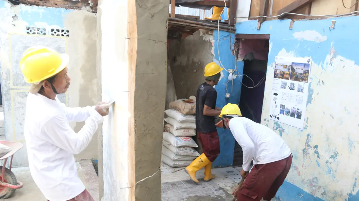 Pekerja merenovasi salah satu rumah warga pada program Penataan Kawasan Kumuh di Menteng Tenggulun, Jakarta, Kamis (2/4/2026). (Dery Ridwansah/ JawaPos.com)