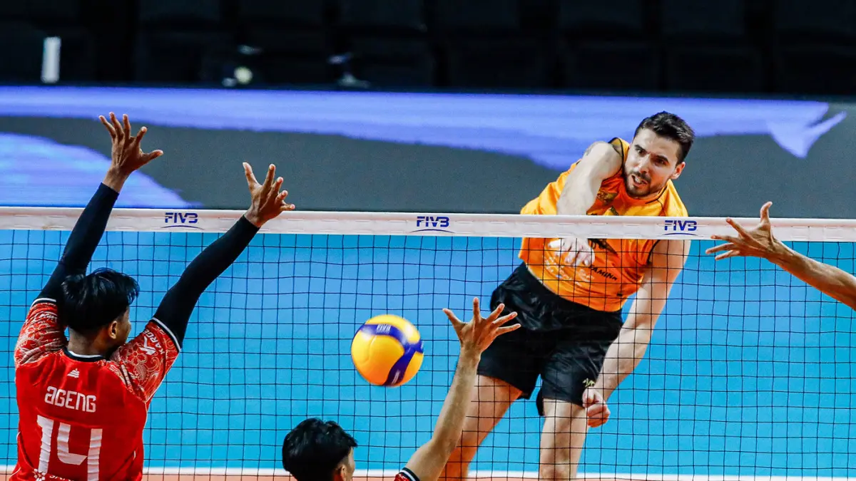 Pemain Jakarta Bhayangkara Presisi, Bardia melakukan melakukan spike ke arah pemain Jakarta Bhayangkara Presisi dalam Final Four Proliga 2026 di Jawa Pos Arena, Jalan Ahmad Yani, Jumat (2/4/2026). (Riana Setiawan/ Jawa Pos)