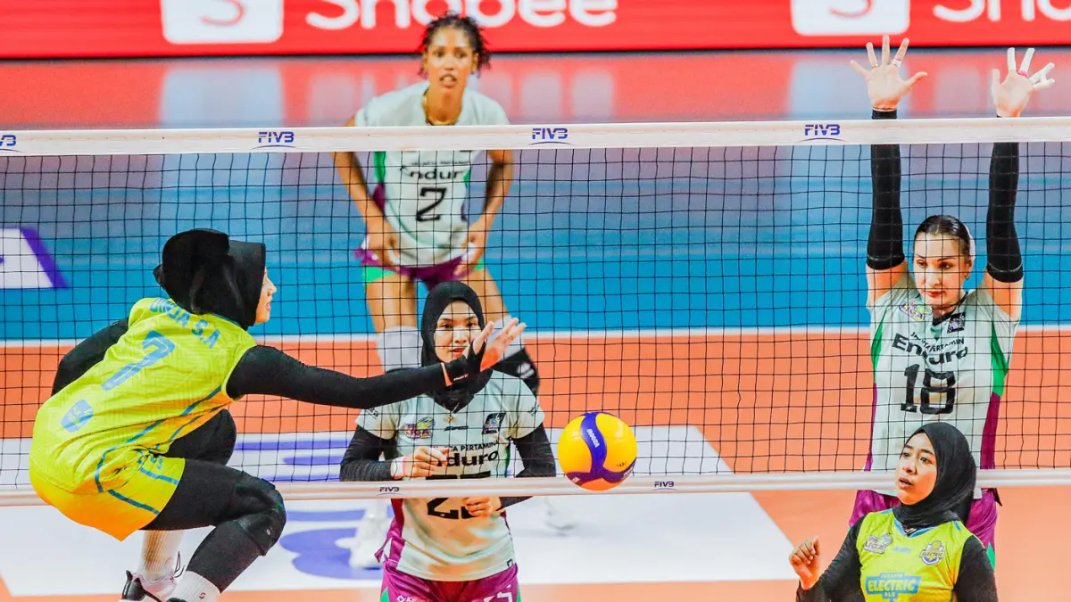 Pemain Jakarta Electric PLN Mobile Dinda Ammelia berusaha mengembalikan bola ke arah pemain Jakarta Pertamina Enduro dalam Final Four Proliga 2026 di Jawa Pos Arena, Jalan Ahmad Yani, kemarin (3/4). (Riana Setiawan/ Jawa Pos)