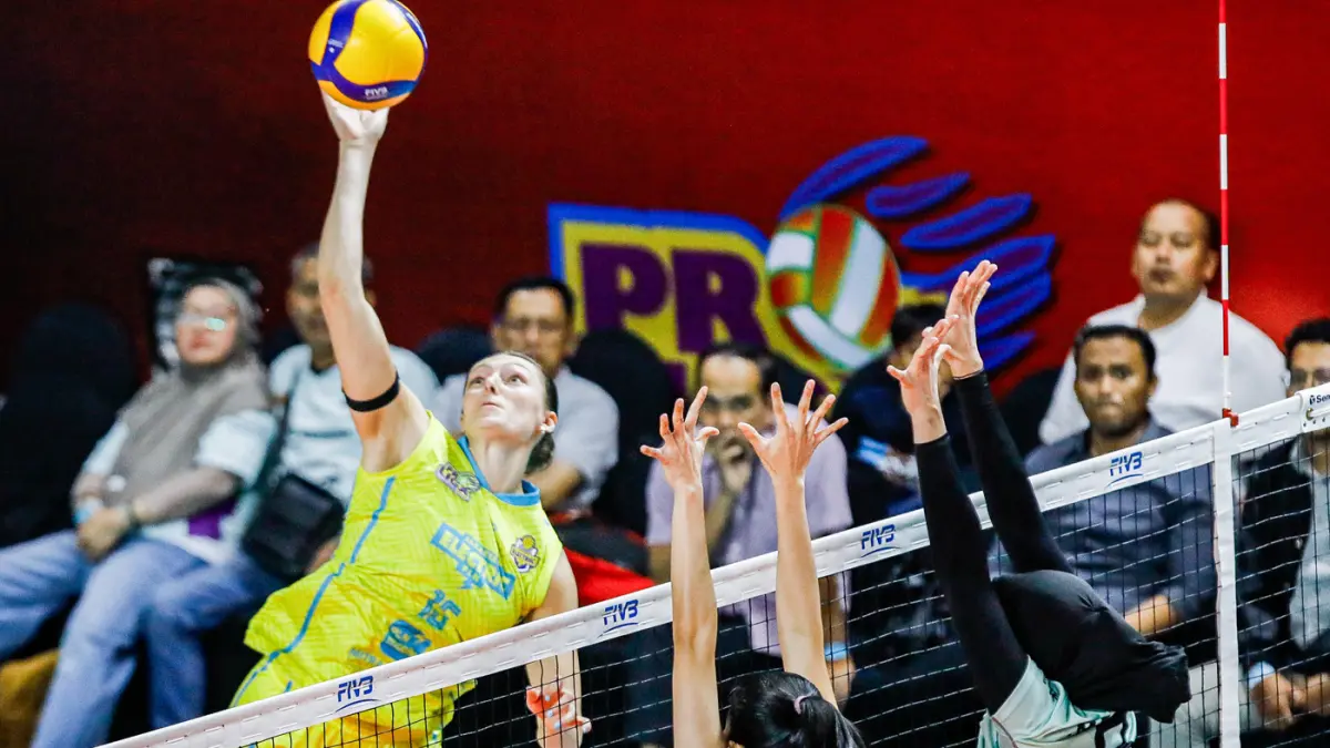 Pemain Jakarta Electric PLN Mobile Kara Bajema melakukan spike ke arah pemain Jakarta Pertamina Enduro dalam Final Four Proliga 2026 di Jawa Pos Arena, Jalan Ahmad Yani, Jumat (2/4/2026). (Riana Setiawan/ Jawa Pos)