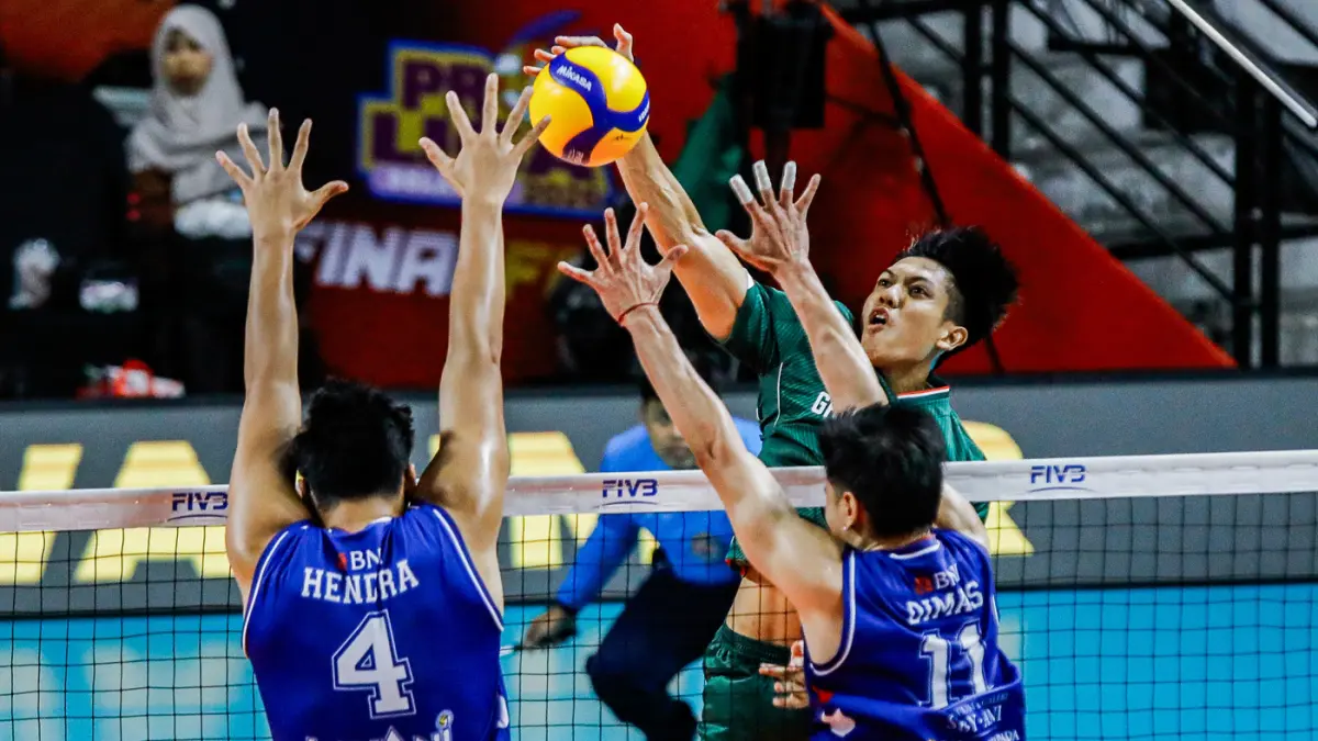 Pemain Jakarta Garuda Jaya Haikal melakukan spike kearah pemain Jakarta Lavani Livin' Transmedia dalam Final Four Proliga 2026 di Jawa Pos Arena, Surabaya, Jawa Timur, Jumat (3/4/2026). (Riana Setiawan/ Jawa Pos)