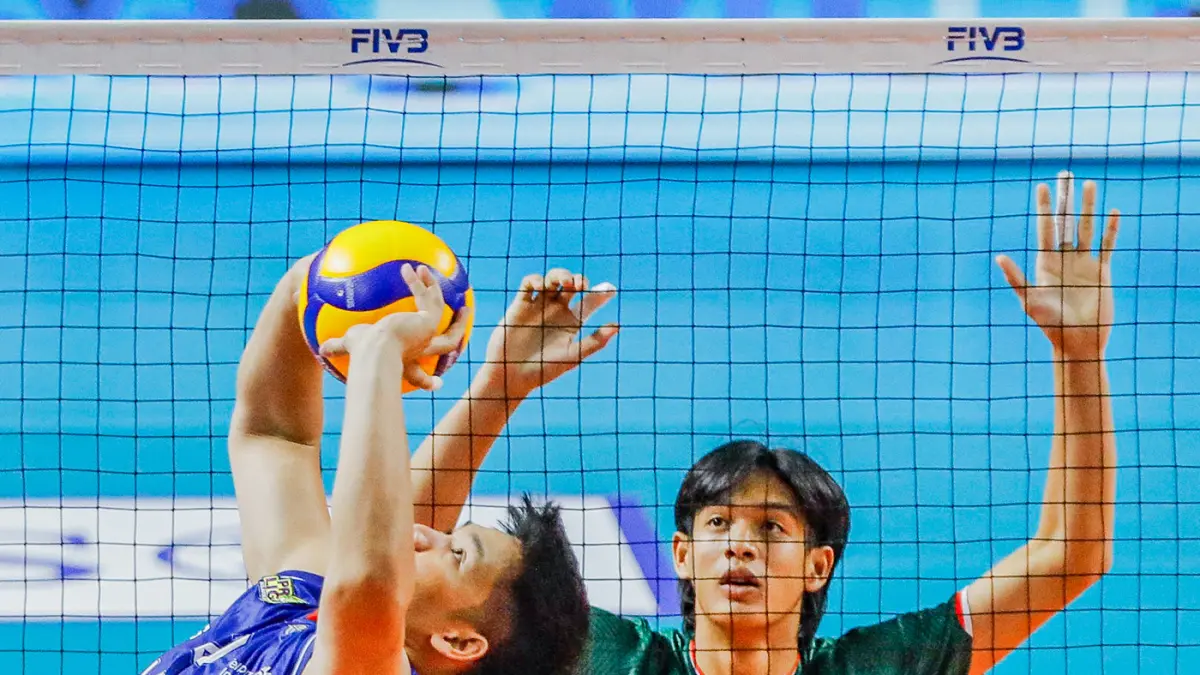 Pemain Jakarta Lavani Livin' Transmedia Jasen Kilanta melakukan pengembalian bola ke arah pemain Jakarta Garuda Jaya Putra Hidayat dalam Final Four Proliga 2026 di Jawa Pos Arena, Surabaya, Jawa Timur, Jumat (3/4/2026). (Riana Setiawan/ Jawa Pos)