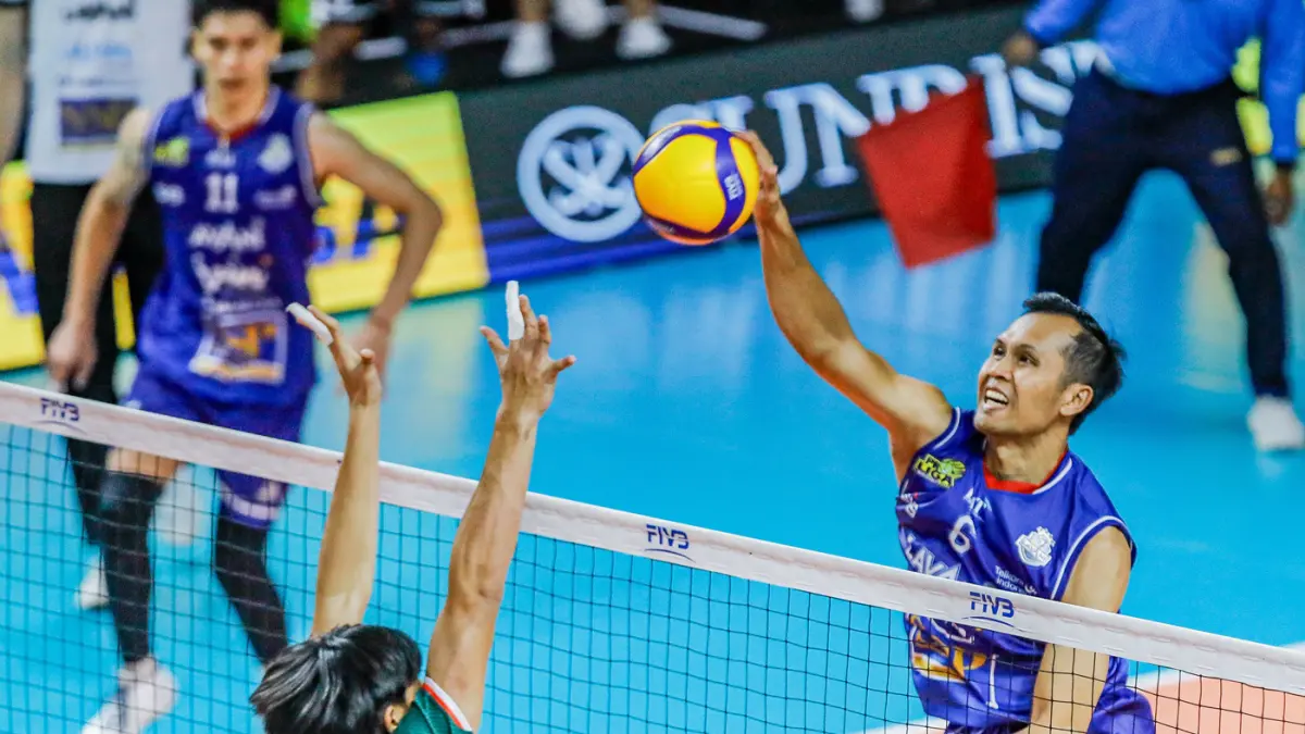 Pemain Jakarta Lavani Livin' Transmedia Malizi melakukan spike ke arah pemain Jakarta Garuda Jaya dalam Final Four Proliga 2026 di Jawa Pos Arena, Surabaya, Jawa Timur, Jumat (3/4/2026). (Riana Setiawan/ Jawa Pos)