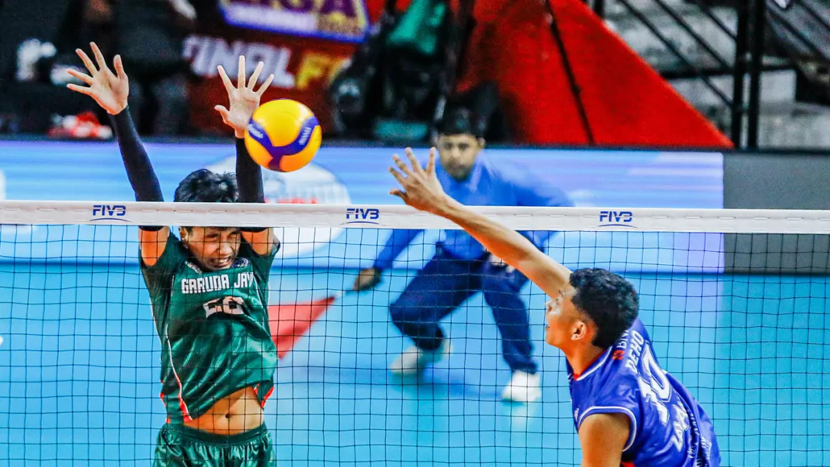 Pemain Jakarta Lavani Livin' Transmedia Reyval Fernanda melakukan spike ke arah pemain Jakarta Garuda Jaya Fauzan Nibras dalam Final Four Proliga 2026 di Jawa Pos Arena, Surabaya, Jawa Timur, Jumat (3/4/2026). (Riana Setiawan/ Jawa Pos)