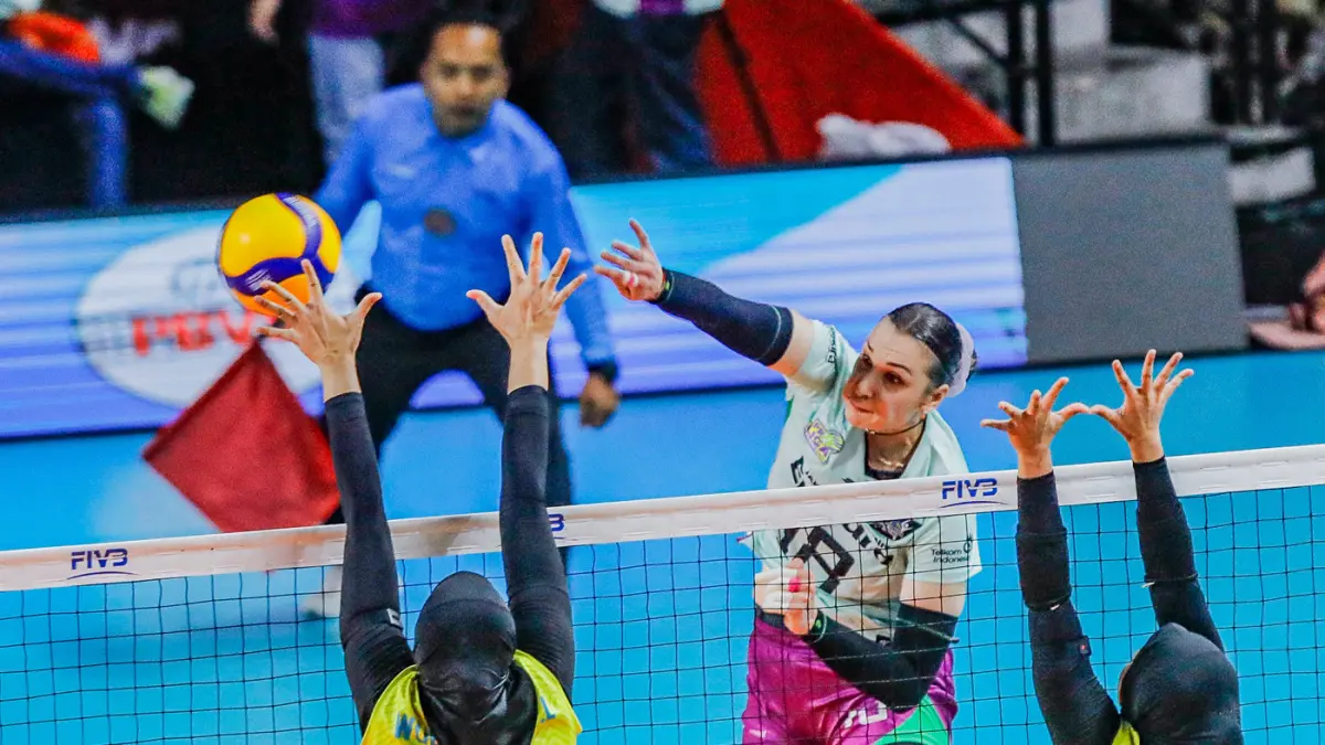Pemain Jakarta Pertamina Enduro Irina Voronkova melakukan spike ke arah pemain Jakarta Electric PLN Mobile dalam Final Four Proliga 2026 di Jawa Pos Arena, Jalan Ahmad Yani, Jumat (2/4/2026). (Riana Setiawan/ Jawa Pos)