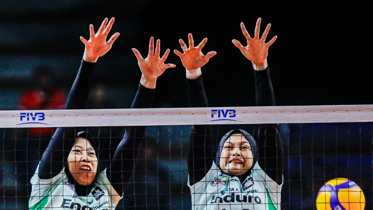 Pemain Jakarta Pertamina Enduro Megawati dan Asih berusaha memblock spike pemain Jakarta Electric PLN Mobile dalam Final Four Proliga 2026 di Jawa Pos Arena, Jalan Ahmad Yani, Jumat (2/4/2026). (Riana Setiawan/ Jawa Pos)