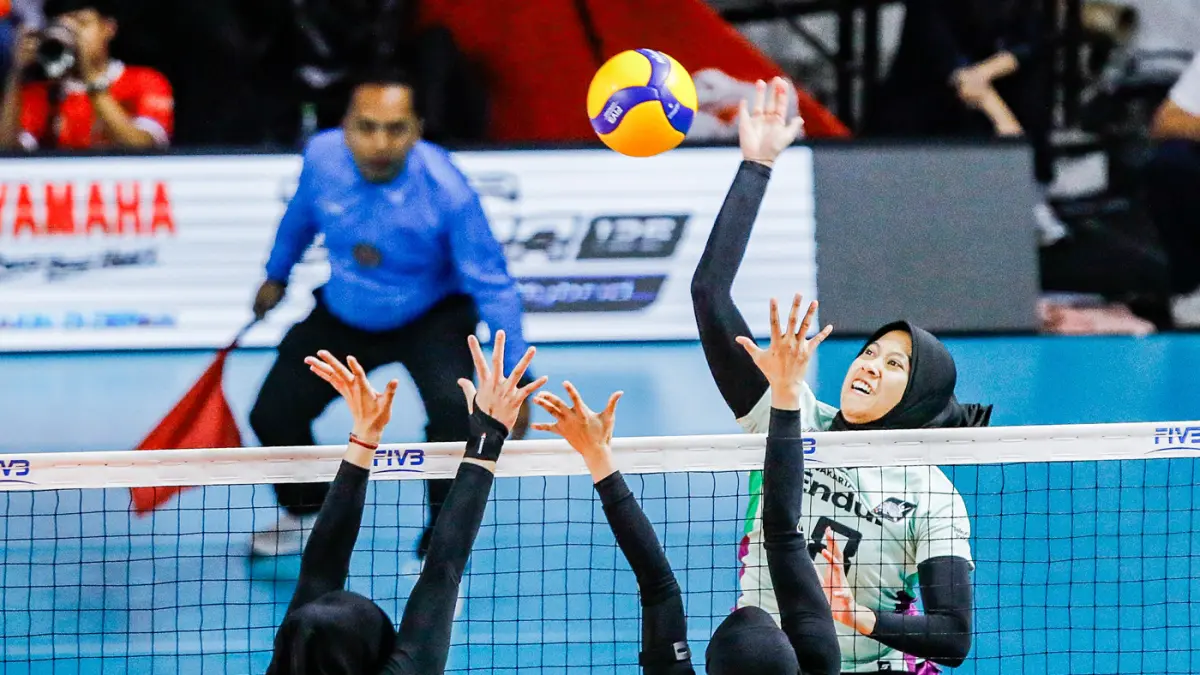 Pemain Jakarta Pertamina Enduro Megawati melakukan spike ke arah pemain Jakarta Electric PLN Mobile dalam Final Four Proliga 2026 di Jawa Pos Arena, Jalan Ahmad Yani, Jumat (2/4/2026). (Riana Setiawan/ Jawa Pos)