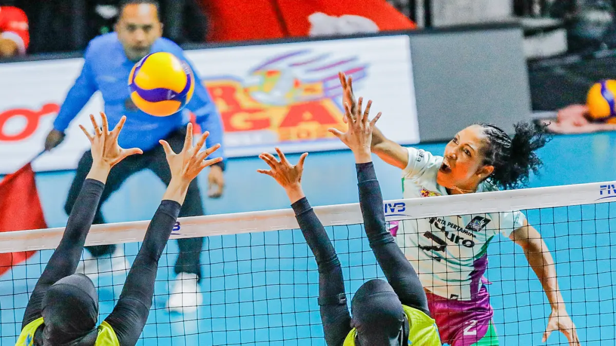 Pemain Jakarta Pertamina Enduro Wilma Alishanova melakukan spike ke arah pemain Jakarta Electric PLN Mobile dalam Final Four Proliga 2026 di Jawa Pos Arena, Jalan Ahmad Yani, Jumat (2/4/2026). (Riana Setiawan/ Jawa Pos)
