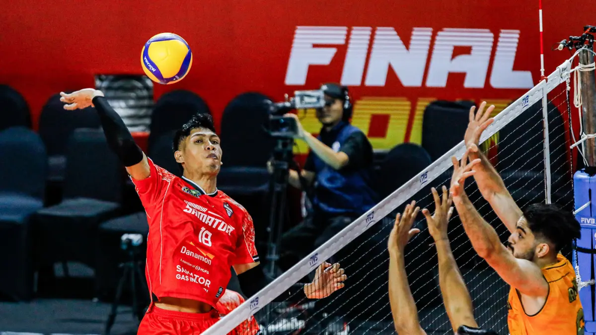 Pemain Surabaya Samator Hadi Suharto melakukan spike ke arah pemain Jakarta Bhayangkara Presisi dalam Final Four Proliga 2026 di Jawa Pos Arena, Jalan Ahmad Yani, Jumat (2/4/2026). (Riana Setiawan/ Jawa Pos)