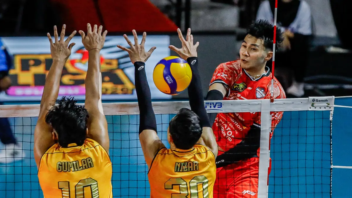 Pemain Surabaya Samator Jordan Michael Susanto melakukan spike ke arah pemain Jakarta Bhayangkara Presisi dalam Final Four Proliga 2026 di Jawa Pos Arena, Jalan Ahmad Yani, Jumat (2/4/2026). (Riana Setiawan/ Jawa Pos)