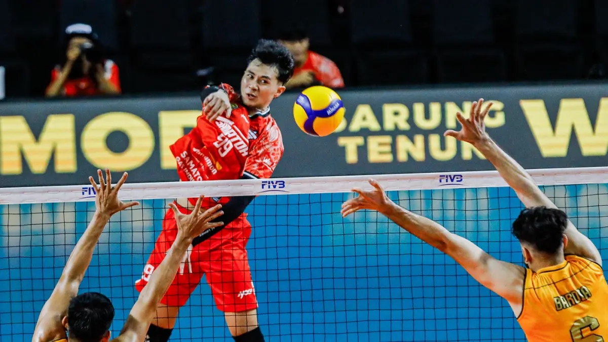 Pemain Surabaya Samator Jordan Michael Susanto melakukan spike ke arah pemain Jakarta Bhayangkara Presisi dalam Final Four Proliga 2026 di Jawa Pos Arena, Jalan Ahmad Yani, Jumat (2/4/2026). (Riana Setiawan/ Jawa Pos)