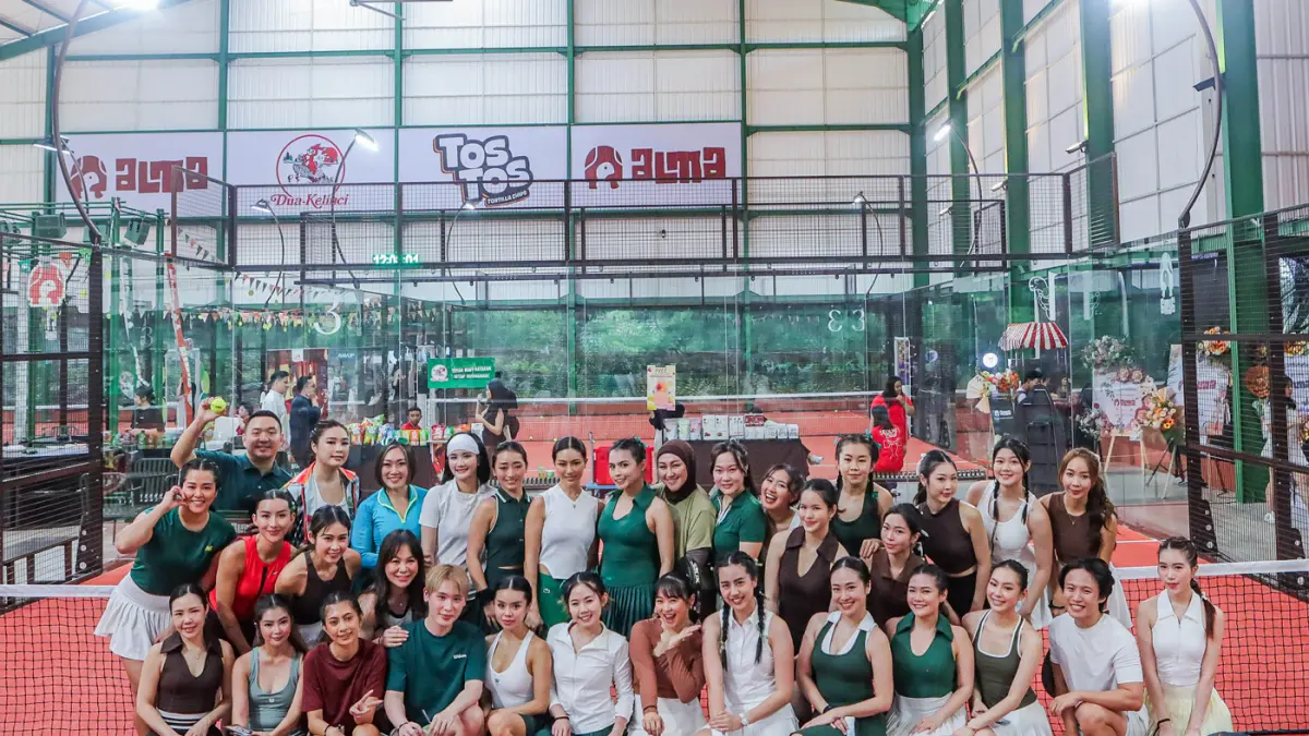 Pengunjung beraktivitas di Alma Padel dalam grand launching di Bukit Darmo Golf. Masih tingginya trand olahraga padel membuat bisnis lapangan tersebut semakin masif. (Riana Setiawan/ Jawa Pos)