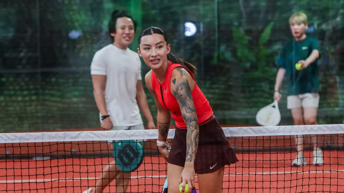 Pengunjung beraktivitas di Alma Padel dalam grand launching di Bukit Darmo Golf. Masih tingginya trand olahraga padel membuat bisnis lapangan tersebut semakin masif. (Riana Setiawan/ Jawa Pos)