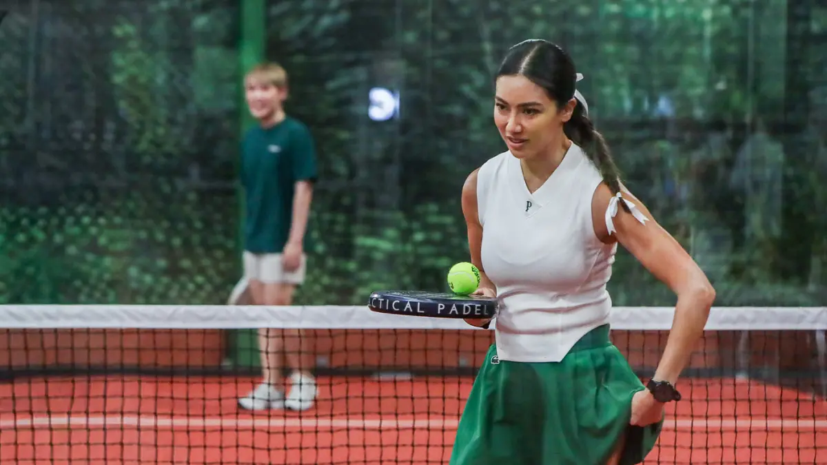 Pengunjung beraktivitas di Alma Padel dalam grand launching di Bukit Darmo Golf. Masih tingginya trand olahraga padel membuat bisnis lapangan tersebut semakin masif. (Riana Setiawan/ Jawa Pos)