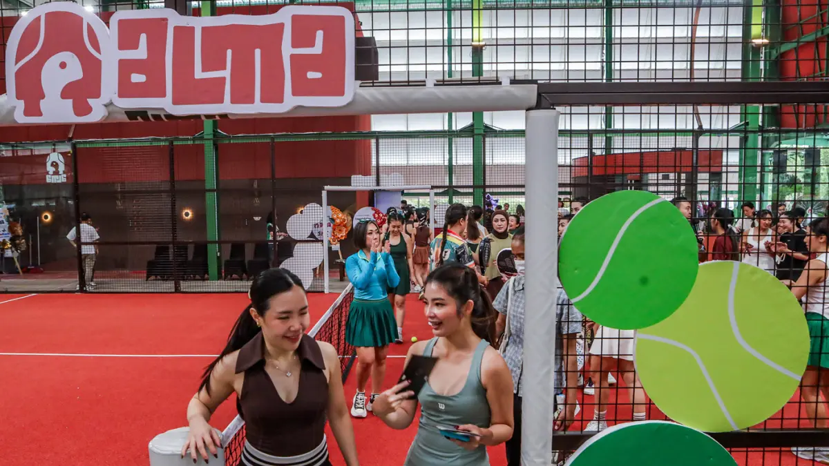 Pengunjung beraktivitas di Alma Padel dalam grand launching di Bukit Darmo Golf. Masih tingginya trand olahraga padel membuat bisnis lapangan tersebut semakin masif. (Riana Setiawan/ Jawa Pos)