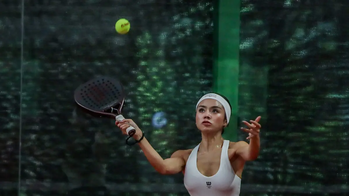 Pengunjung beraktivitas di Alma Padel dalam grand launching di Bukit Darmo Golf. Masih tingginya trand olahraga padel membuat bisnis lapangan tersebut semakin masif. (Riana Setiawan/ Jawa Pos)