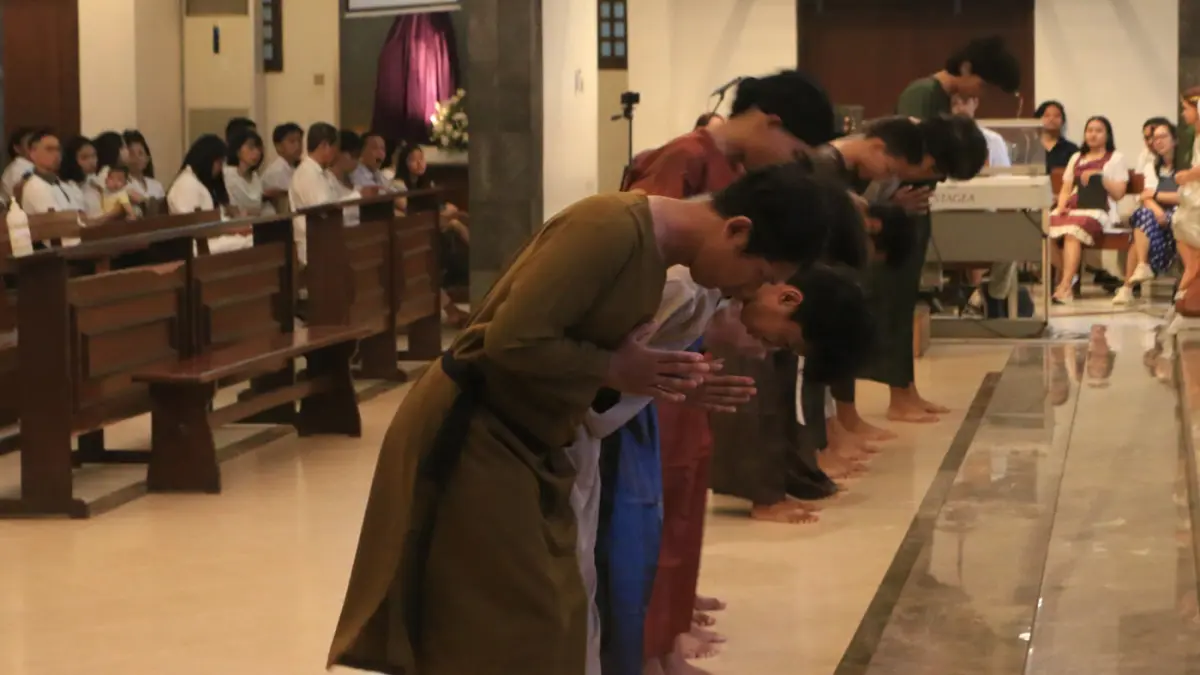 Perayaan Kamis Putih di Gereja St Theresia Bongsari digelar dengan melakukan basuh kaki sebagai perenungan misteri hidup Tuhan Yesus Kristus Kamis (2/3/2026) malam. (Nur Chamim/Jawa Pos Radar Semarang)