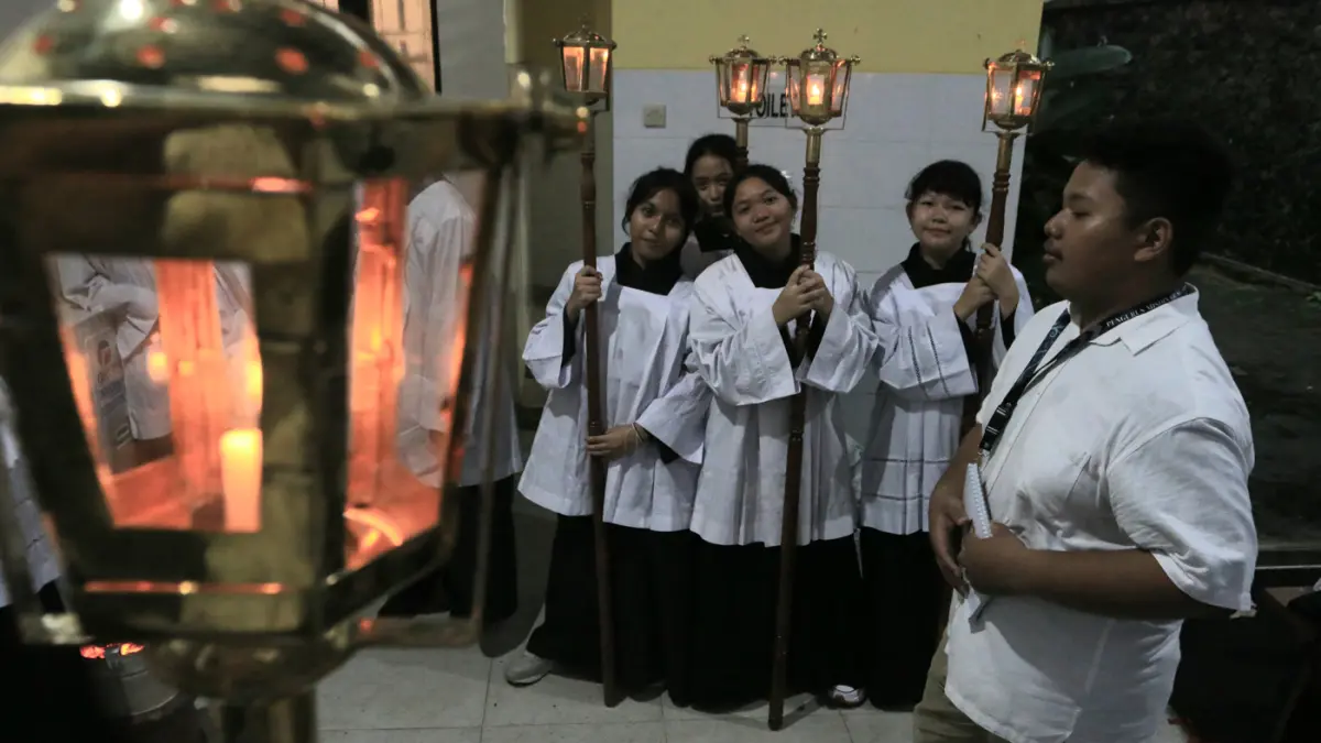 Perayaan Kamis Putih di Gereja St Theresia Bongsari digelar dengan melakukan basuh kaki sebagai perenungan misteri hidup Tuhan Yesus Kristus Kamis (2/3/2026) malam. (Nur Chamim/Jawa Pos Radar Semarang)
